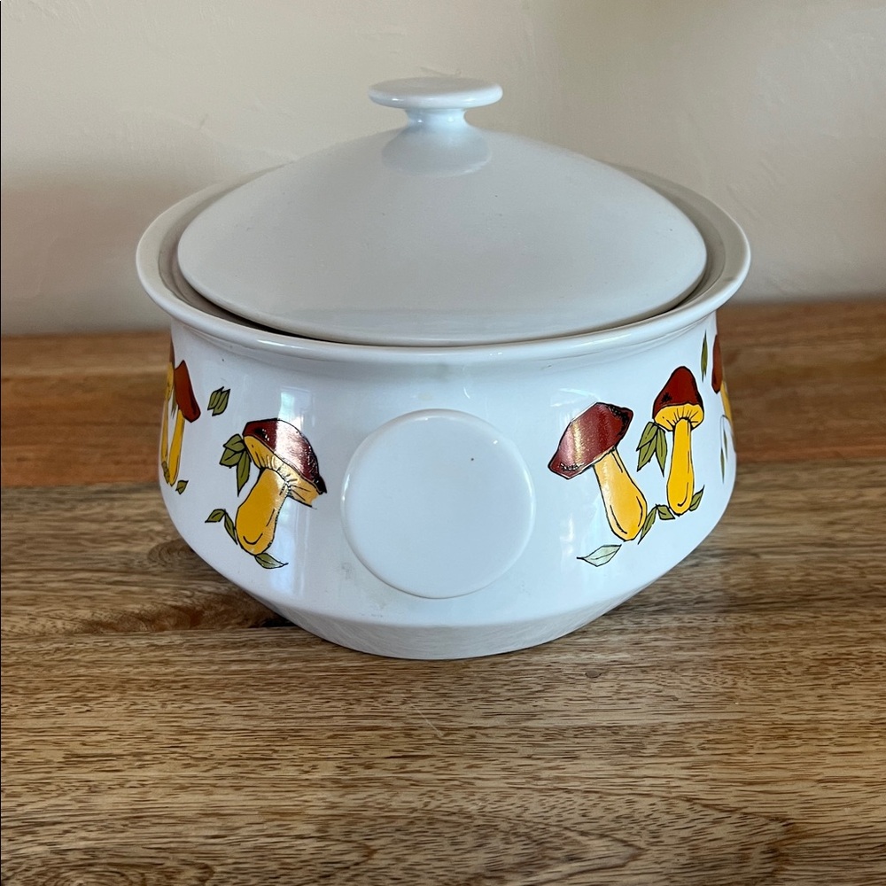Vintage White Casserole Dish with Mushroom Design by Goodwood made in Japan - Picture 4 of 10